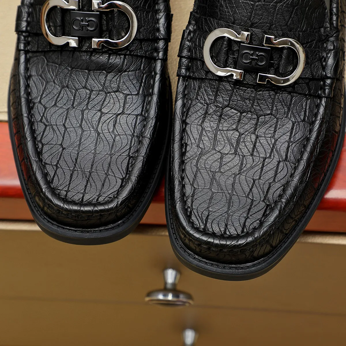 Men's shoes 💰500 Ferragamo [Ferragamo] top imported suit men's shoes 💯Original copy of the official website, product materials: selected imported embossed calfskin + luxury hardware buckle accessories ~ imported water-dyed cow 🐂 leather lining. Strong three-dimensional visual effect, original combination outsole, multiple colors available😘 Size: 38-44 (.45.46. Customized)